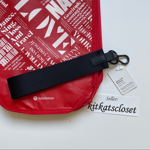 🆕 BLACK/SUPER DARK - ORIGINAL DESIGN NWT lululemon never lost keychain - Picture 2 of 5